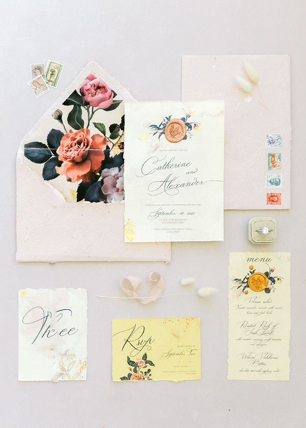 Ρομαντικά προσκλητήρια γάμου με floral pattern από Redgrass Invitations