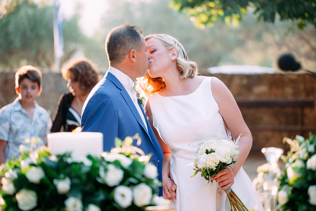 Minimal chic φθινοπωρινός γάμος στην Αθήνα με λευκά τριαντάφυλλα και παιώνιες │ Aλεξάνδρα & Χρήστος