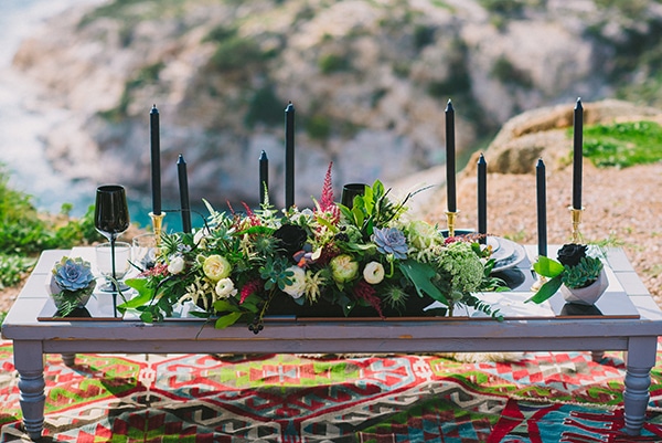 Μοντέρνος στολισμός για γαμήλιο τραπέζι με λεπτομέρειες σε μαύρο χρώμα