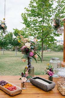 Πανέμορφος στολισμός ρουστίκ δεξίωσης γάμου με λουλούδια
