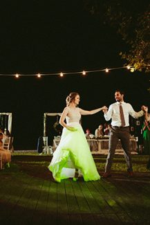 Ρομαντικός στολισμός δεξίωσης γάμου με string lights