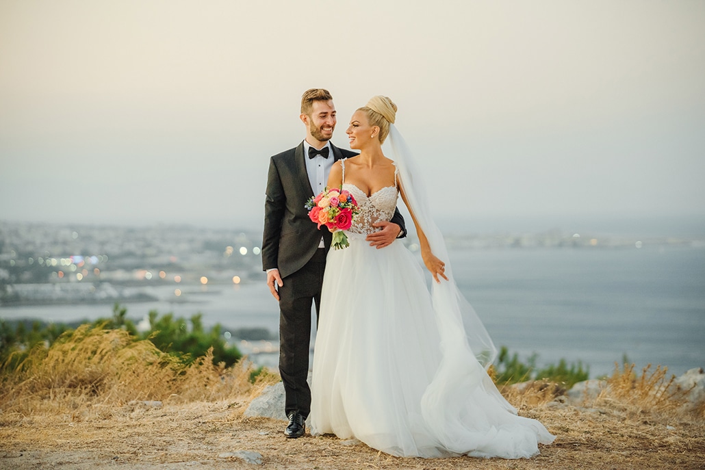 Καλοκαιρινός γάμος στη Ρόδο σε αποχρώσεις του κοραλί και του φούξια │ Ουρανία & Κλεόβουλος