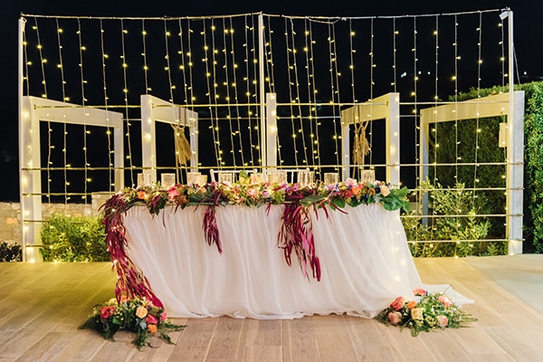 Μοντέρνος στολισμός γαμήλιου τραπεζιού με λουλούδια σε έντονες αποχρώσεις