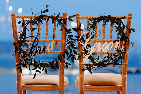 Στολισμός καρέκλας για νεόνυμφους με πινακίδες “Groom – Bride”