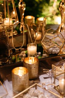 Elegant dessert table γάμου με χρυσά διακοσμητικά