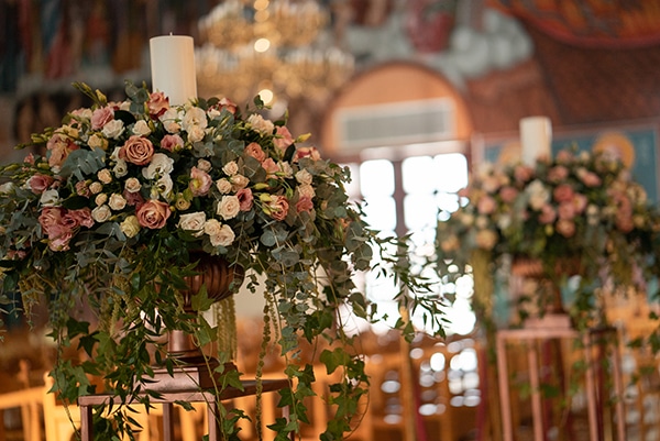 Ρομαντικός στολισμός λαμπάδας γάμου με mini roses και πρασινάδα