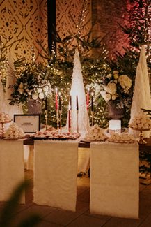 Εντυπωσιακός στολισμός dessert table για χειμωνιάτικο γάμο