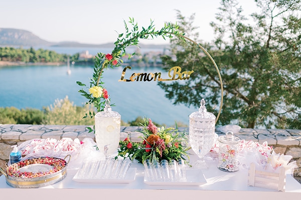 Στολισμός lemonade bar με κυκλική αψίδα και λουλούδια