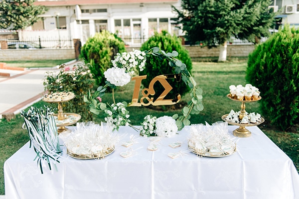 Στολισμός dessert table για υπαίθρια δεξίωση γάμου