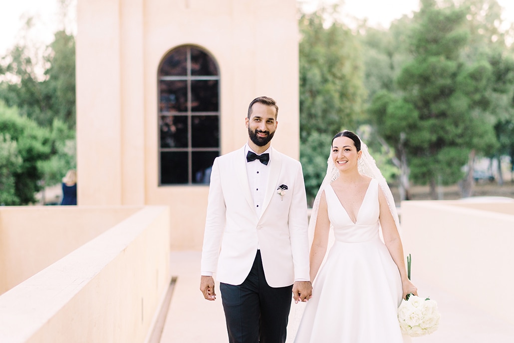 Καλοκαιρινός γάμος στην Αθήνα με κυρίαρχο χρώμα το λευκό