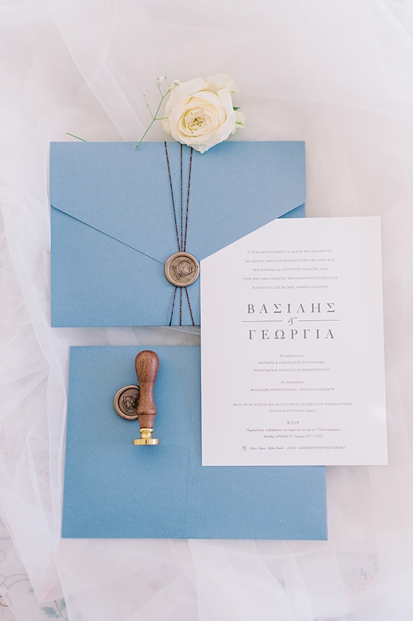 Μοναδικά προσκλητήρια γάμου από Atelier Invitations σε dusty blue αποχρώσεις