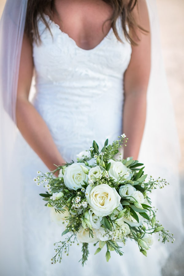 Ρομαντική νυφική ανθοδέσμη με άσπρα τριαντάφυλλα, λυσίανθο, άνθη ελιάς και πρασινάδα.