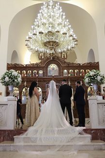 Στολισμός τελετής γάμου με ελιά και κυρίαρχο χρώμα το λευκό