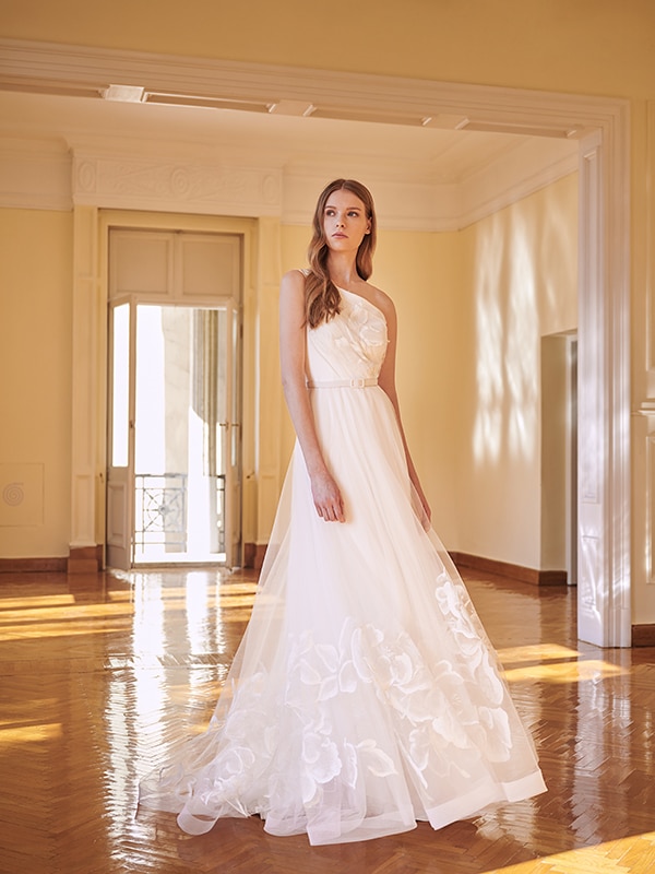 flowy-wedding-dresses-romantic-bridal-look-bridal-fall-collection-2021_01