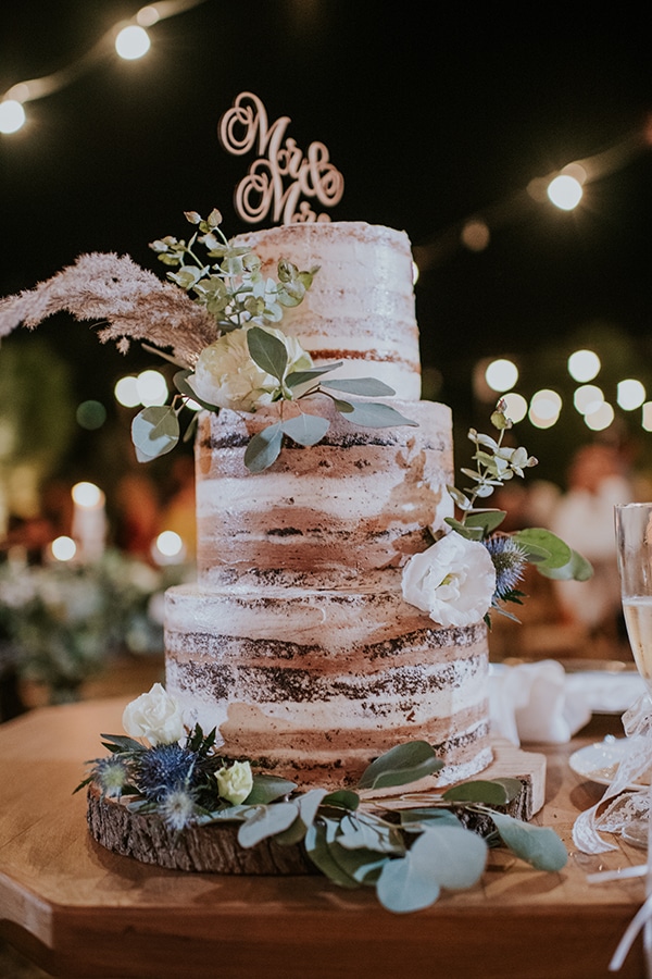Τρίπατη τούρτα γάμου σε ξύλινη βάση