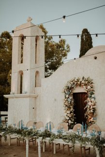 Επιβλητική αψίδα εισόδου εκκλησίας σε γαλάζιους και λευκούς χρωματισμούς