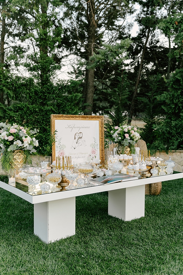 Elegant στολισμός dessert table με χρυσές πινελιές