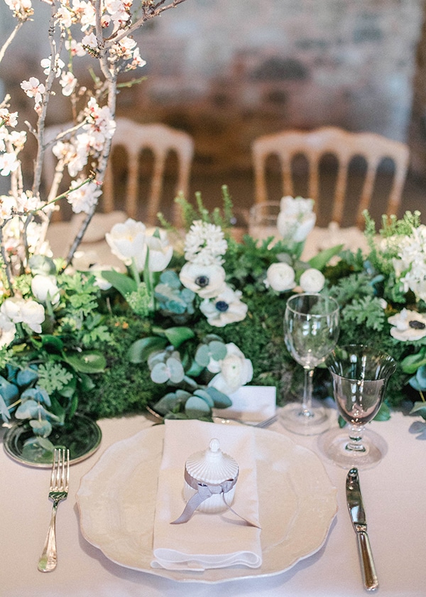 spring-wedding-decoration-ideas-almond-branches-anemones-fairytale-wedding_03