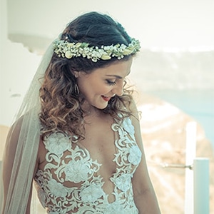 Καλοκαιρινός ρομαντικός γάμος στη Σαντορίνη με κυρίαρχο το λευκό χρώμα │Γεωργία & Ηλίας