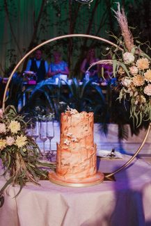 Εντυπωσιακή τούρτα γάμου με χρυσές πινελιές
