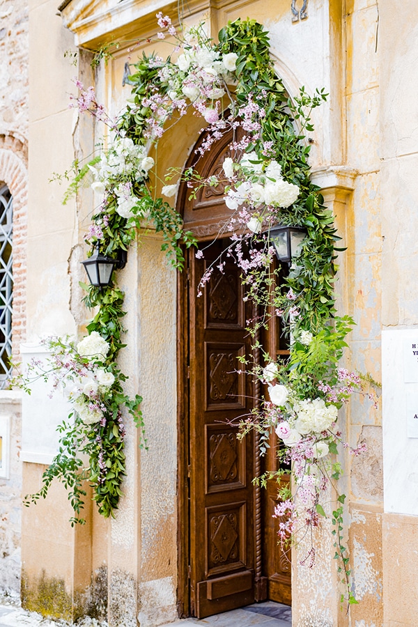 Στολισμός εισόδου εκκλησίας με γιρλάντα από αμυγδαλιά και λευκά άνθη
