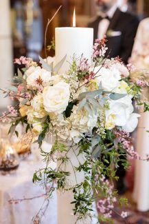 Υπέροχος στολισμός λαμπάδας γάμου με αμυγδαλιά και λευκά λουλούδια