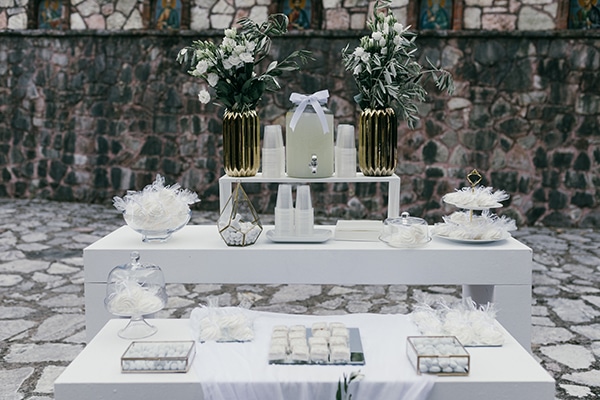 Elegant dessert table με ελιά και λυσίανθο