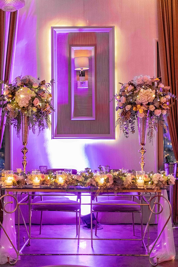 Stylish στολισμός γαμήλιου τραπεζιού με λουλούδια σε ψηλούς αμφορείς