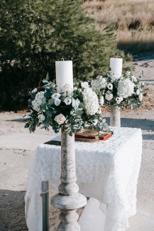 Ρομαντικός στολισμός λαμπάδας με λευκά τριαντάφυλλα, λυσίανθο και ορτανσίες