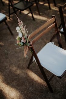 Στολισμός καρέκλας για τελετή γάμου με μπουκετάκι από άνθη