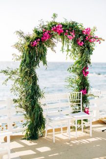 Iδανική αψίδα από πρασινάδα και μπουκαμβίλια για νησιώτικο γάμο