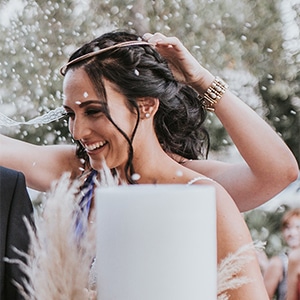 Υπέροχος καλοκαιρινός γάμος στην Αθήνα με κοραλί πινελιές και μποέμ λεπτομέρειες │ Bούλα & Σπύρος