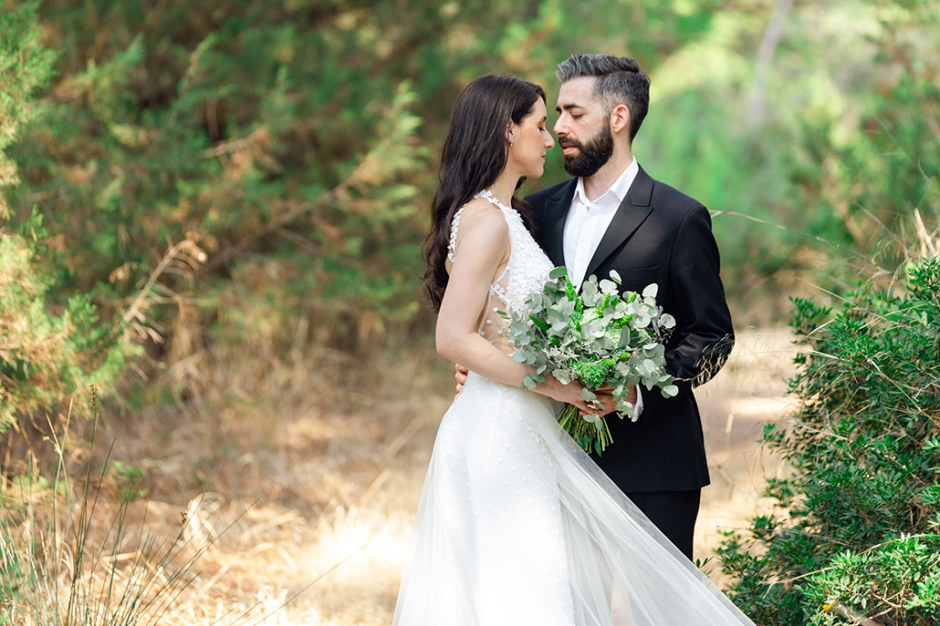 Ρομαντικός καλοκαιρινός γάμος στην Αθήνα με λευκά – ροζ τριαντάφυλλα και πλούσιες πρασινάδες │ Ελευθερία & Νίκος