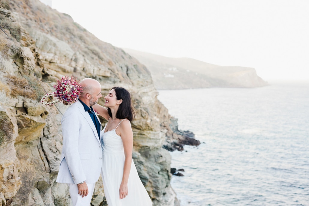 Ρομαντικός καλοκαιρινός γάμος στη Σίφνο με λουλούδια του αγρού σε φούξια – μωβ αποχρώσεις │ Μαρία & Νίκος