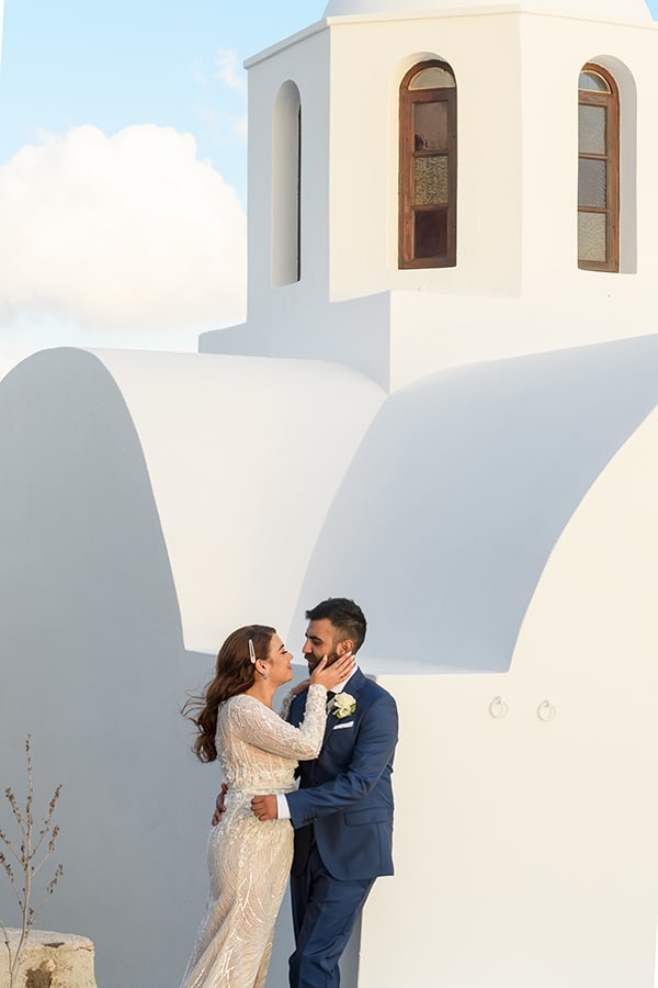 stunning-fall-wedding-beautiful-santorini-island-olive-branches-white-roses_23x