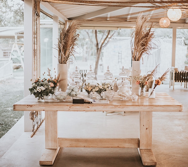 Ξύλινο dessert table με τριαντάφυλλα σε λευκές – peach αποχρώσεις και μποέμ πινελιές