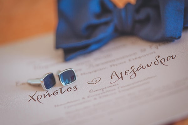 Προσκλητήρια γάμου σε λευκό χαρτόνι και ασημί γράμματα