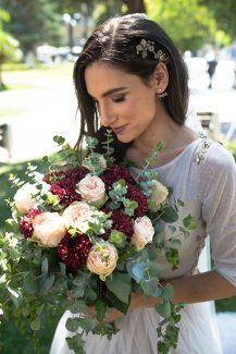 Νυφική ανθοδέσμη με τριαντάφυλλα και ντάλιες σε λευκές και κόκκινες αποχρώσεις