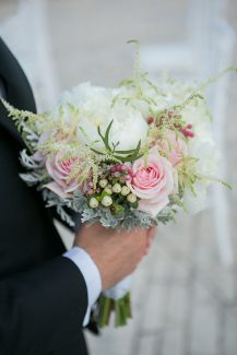 Ρομαντική νυφική ανθοδέσμη με τριαντάφυλλα σε λευκές και ροζ αποχρώσεις