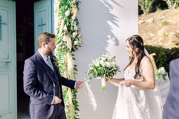 Ρομαντικός καλοκαιρινός γάμος στην Κεφαλονιά με λευκά τριαντάφυλλα και ελιά │ Victoria & Nicholas