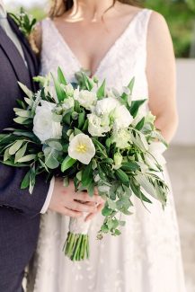 Πανέμορφη ρομαντική νυφική ανθοδέσμη με λευκά τριαντάφυλλα, φύλλα ελιάς και ευκάλυπτου