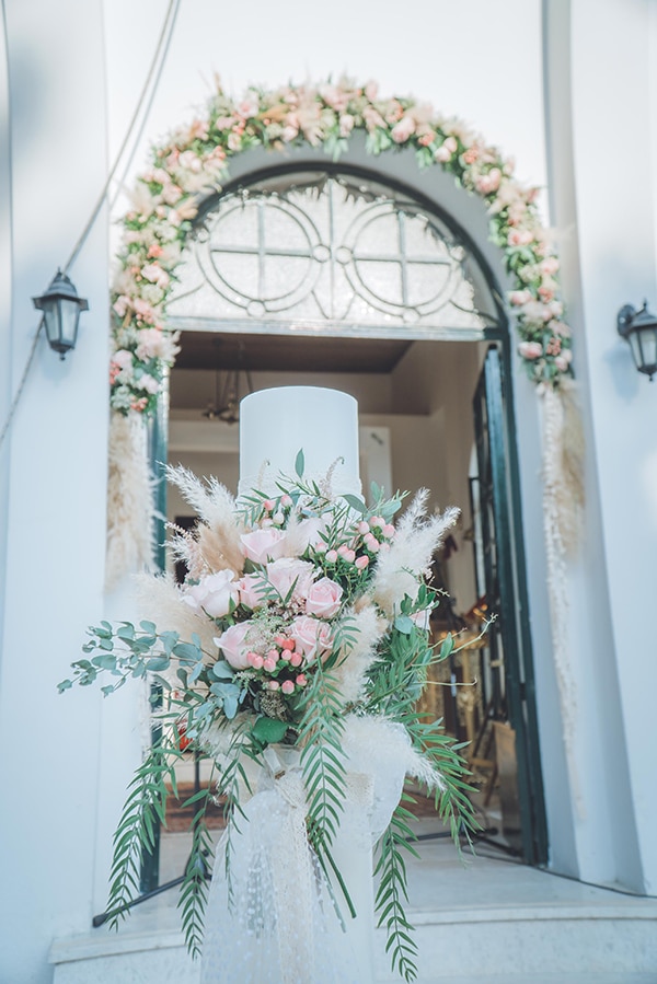 Bohemian - ρομαντικός στολισμός λαμπάδας εκκλησίας με coral τριαντάφυλλα και pampas grass