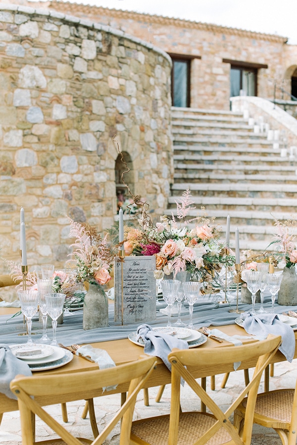 Ρομαντικό – ρουστίκ γαμήλιο τραπέζι με απαλούς χρωματισμούς του κοραλί και γκρι