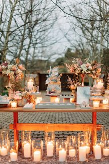 Άκρως ρομαντικό dessert table με αμέτρητα κεριά