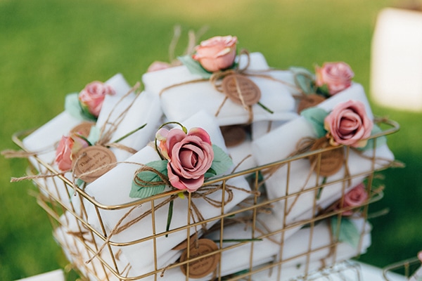 Αναμνηστικά δωράκια – μπομπονιέρες σε λευκό χρώμα που δένουν όμορφα με σχοινάκι διακοσμημένο με τριαντάφυλλο