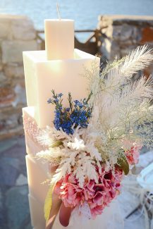 Bohemian στολισμός λαμπάδας εκκλησίας με ορτανσία σε ροζ χρώμα και άλλα ιδιαίτερα μπλε – μπεζ λουλούδια