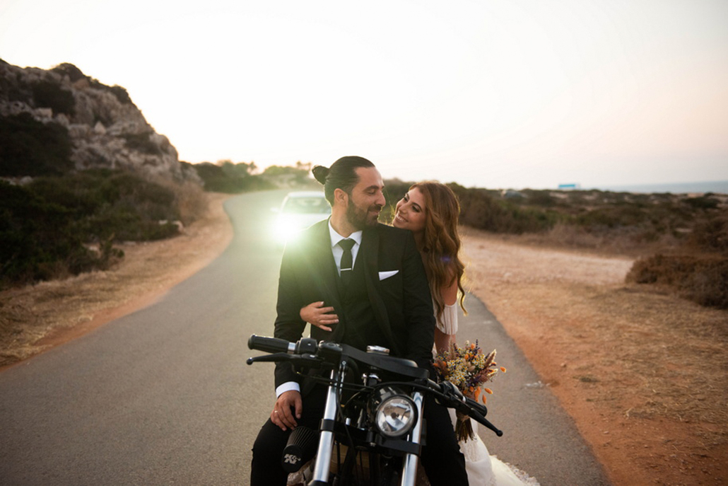Υπέροχος καλοκαιρινός γάμος στην Κύπρο με λεβάντα, χαμομήλι και bohemian διάθεση │ Κεντούλλα & Χρίστος