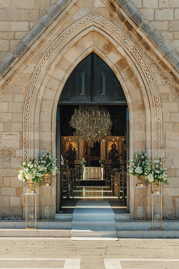 Elegant στολισμός εισόδου εκκλησίας με λουλούδια σε χρυσά stands
