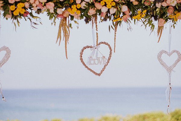 romantic-fall-wedding-roses-chrysanthemums-next-to-beach_16