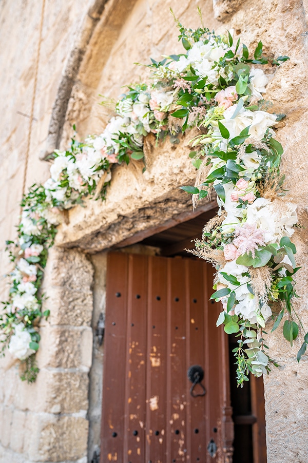 Ρομαντικός στολισμός εισόδου εκκλησίας με λουλουδένια αψίδα